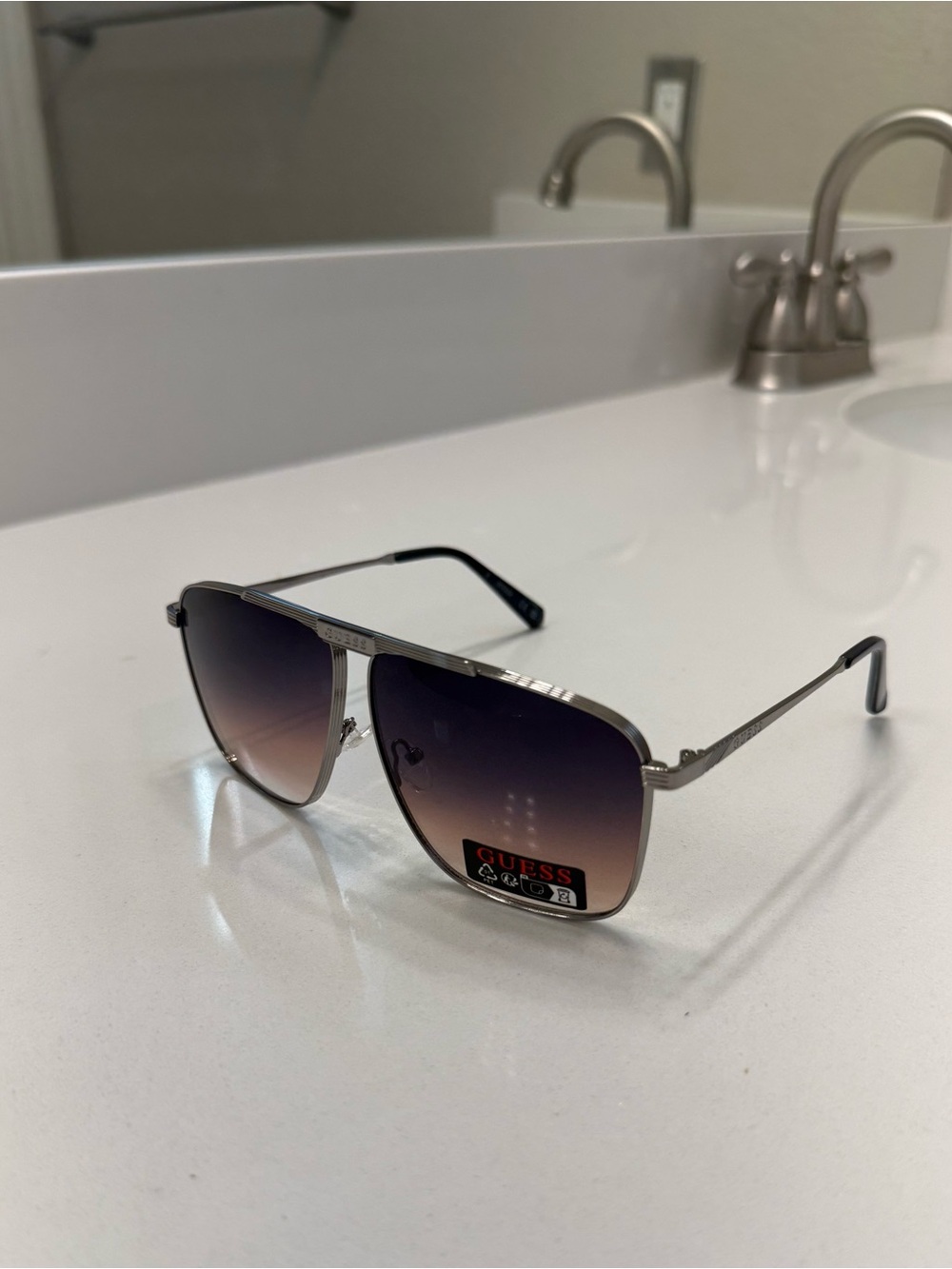 GUESS Aviator Sunglasses in GRADIENT Brown NWOT - Picture 12 of 13